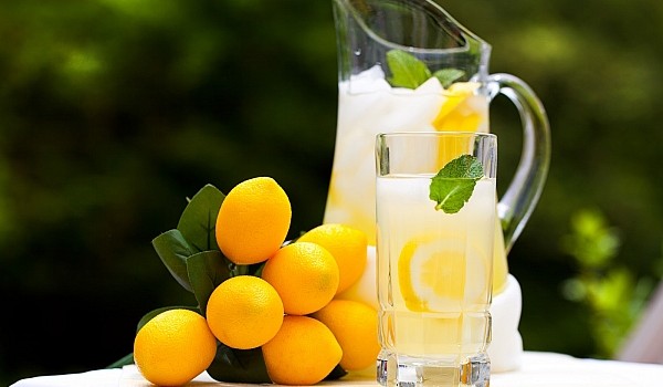 Agua tibia con zumo de limon